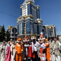 Театр Актера и Куклы «Крошка» поздравляет с Днём России и с Днём Города!